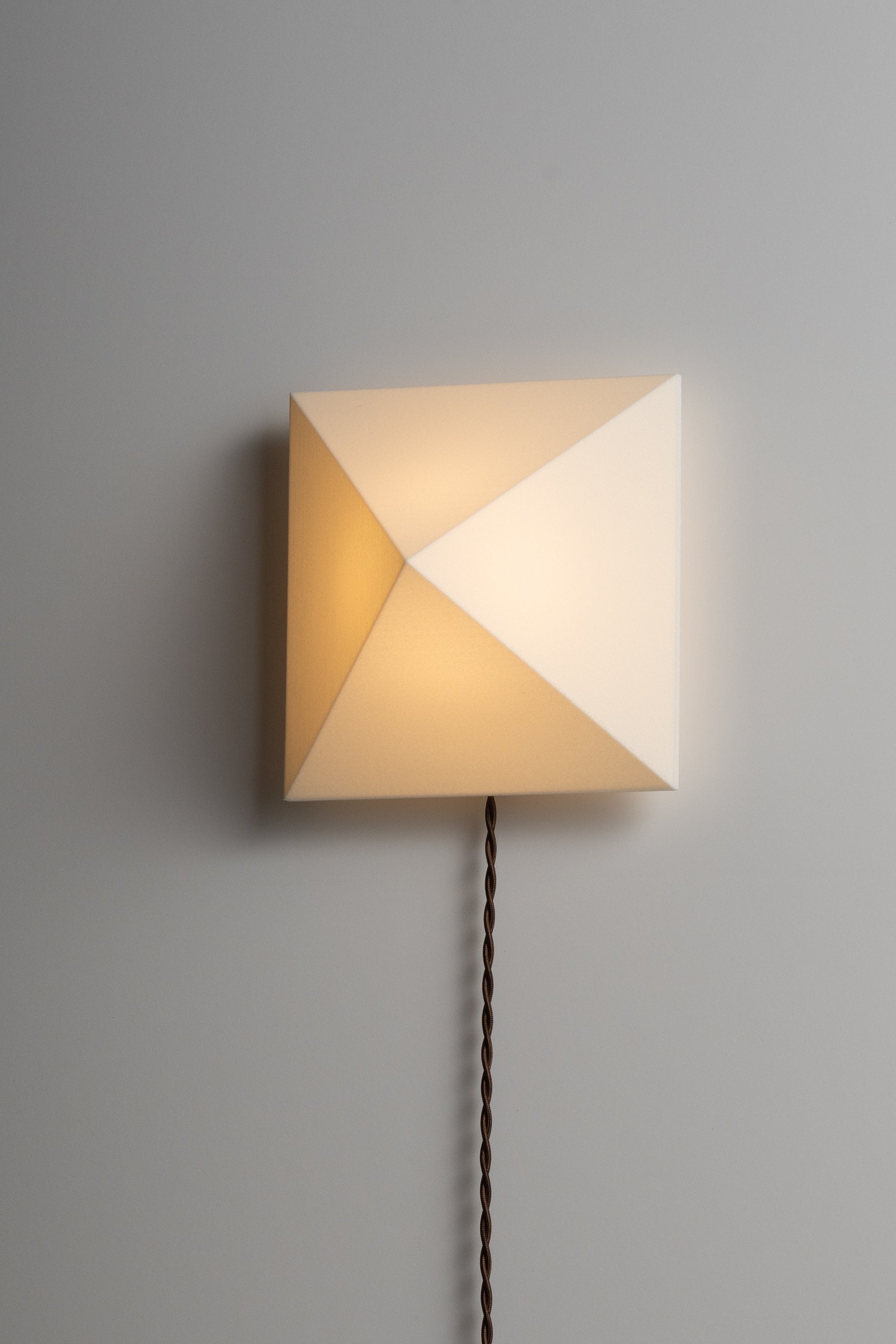 LAHM 04+ Sconce Wired Plug-in