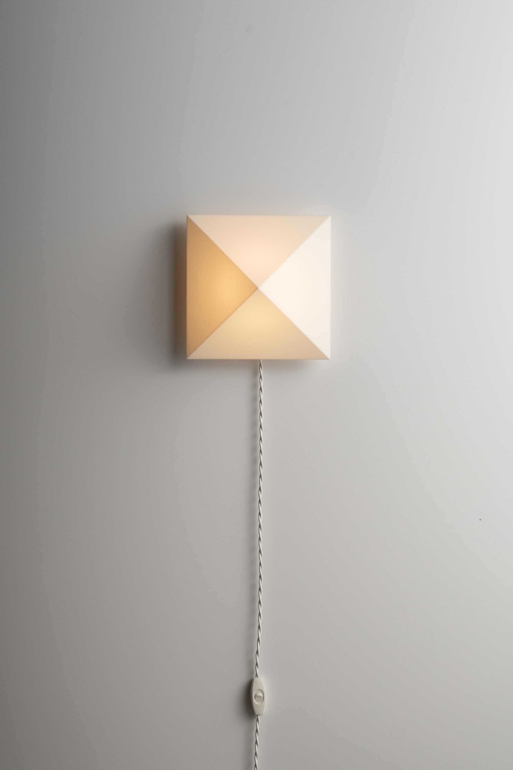 LAHM 04+ Sconce Wired Plug-in